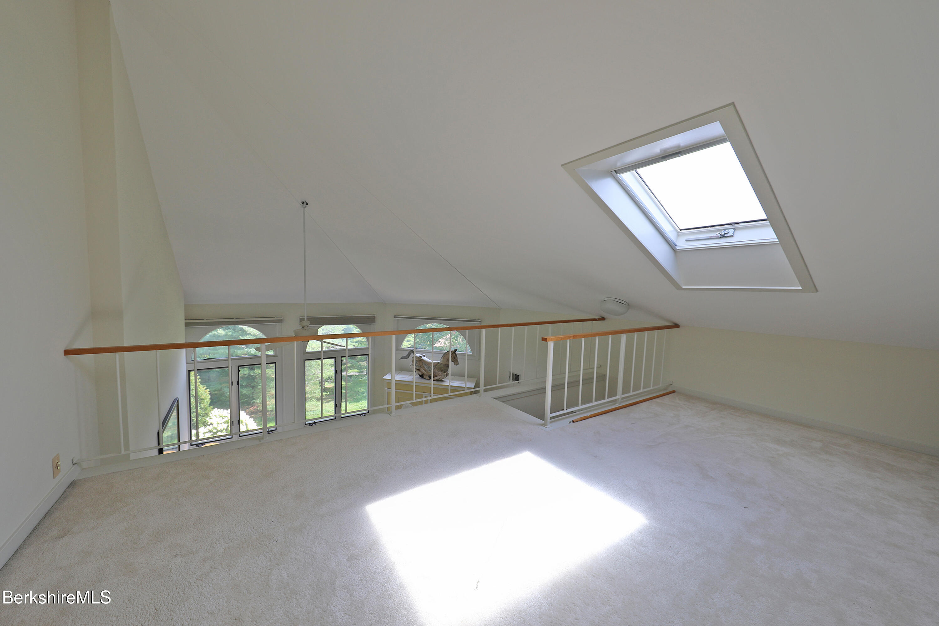 19 Hawthorne Road, Unit CARRIAGE BARN E2 Stockbridge, MA 01262 - Photo 29 of 47 an empty room with windows