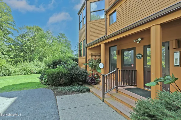 $585,000 | 19 Hawthorne Road, Unit CARRIAGE BARN E2, Stockbridge, MA 01262