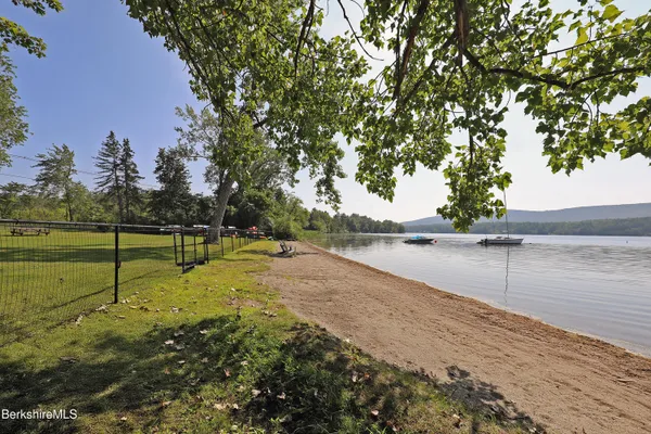 $585,000 | 19 Hawthorne Road, Unit CARRIAGE BARN E2, Stockbridge, MA 01262