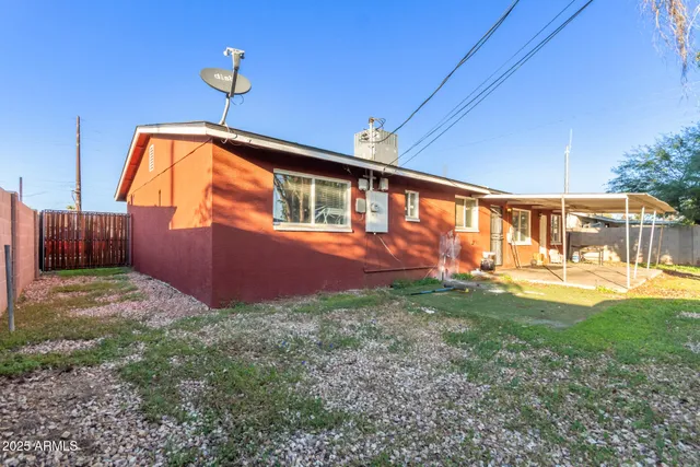 a view of a house with backyard