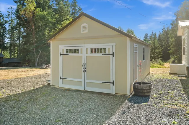 a view of a house with backyard and garden