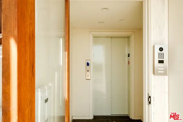 a picture of a room with a floor plan