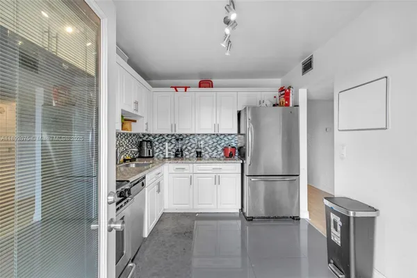 $1,800 | 6100 South Falls Cir Drive, Unit 410, Lauderhill, FL 33319