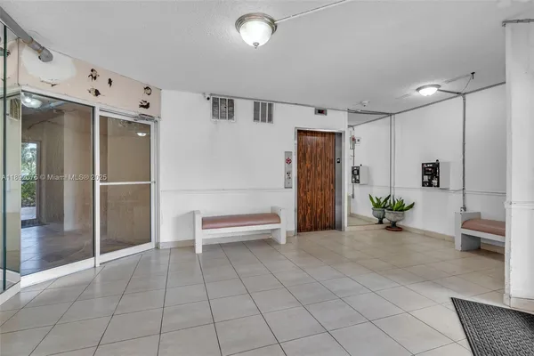 $1,800 | 6100 South Falls Cir Drive, Unit 410, Lauderhill, FL 33319