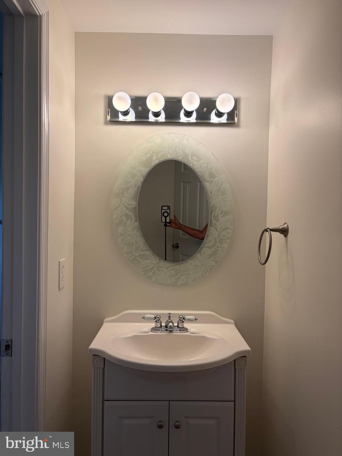 6711 Greendale Road Alexandria, VA 22310 - Photo 27 of 35 Jack and Jill bathroom with vanity 2