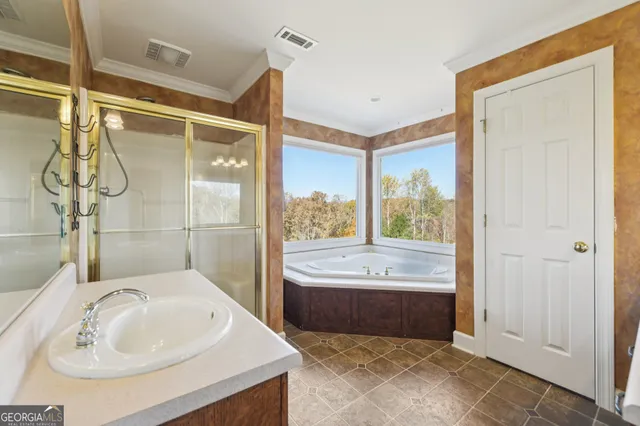 a view of a yard with a house