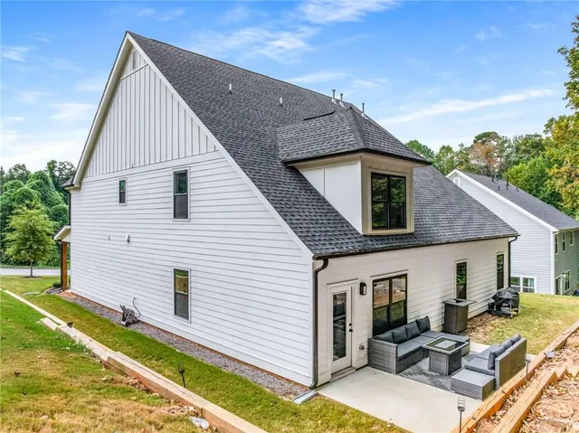 a view of a house with a yard