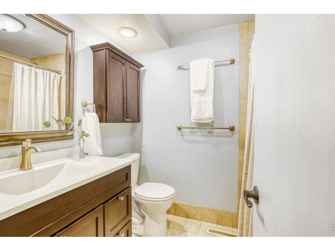 1270 Lehigh Street Boulder, CO 80305 - Photo 18 of 24 Shared upper level full bathroom
