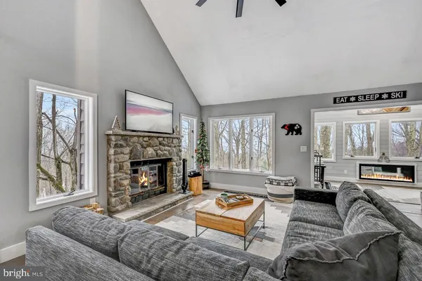 $525,000 | 59 Midway Lake, Lake Harmony, PA 18624