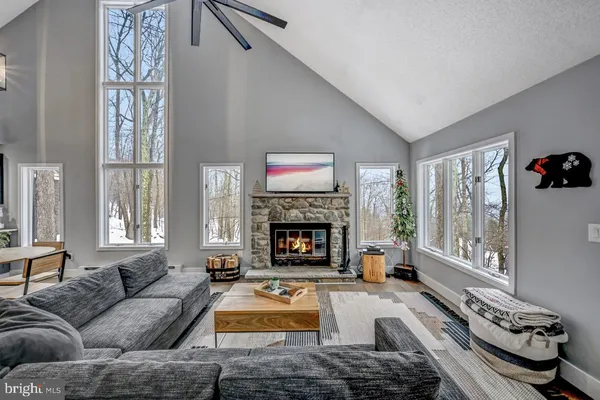 $525,000 | 59 Midway Lake, Lake Harmony, PA 18624