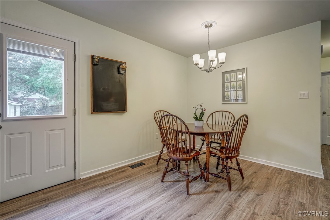 1101 Red Hawk Road Henrico, VA 23229 - Photo 9 of 29 Spacious eat-in area, room for family gatherings