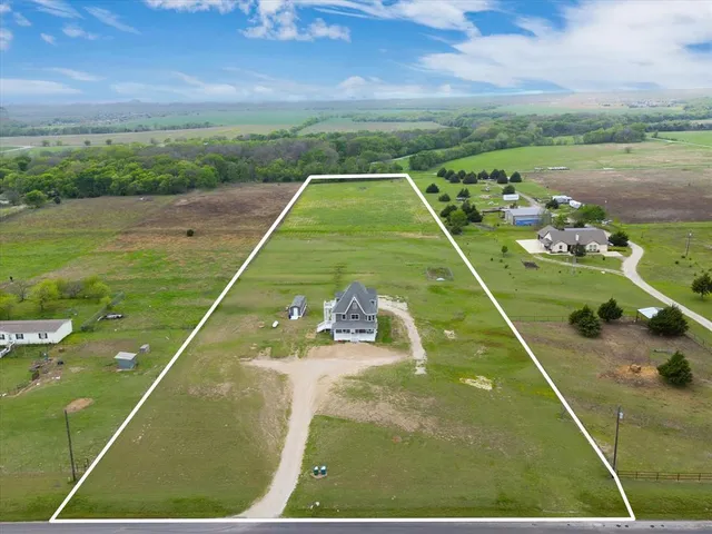 a view of a tennis court