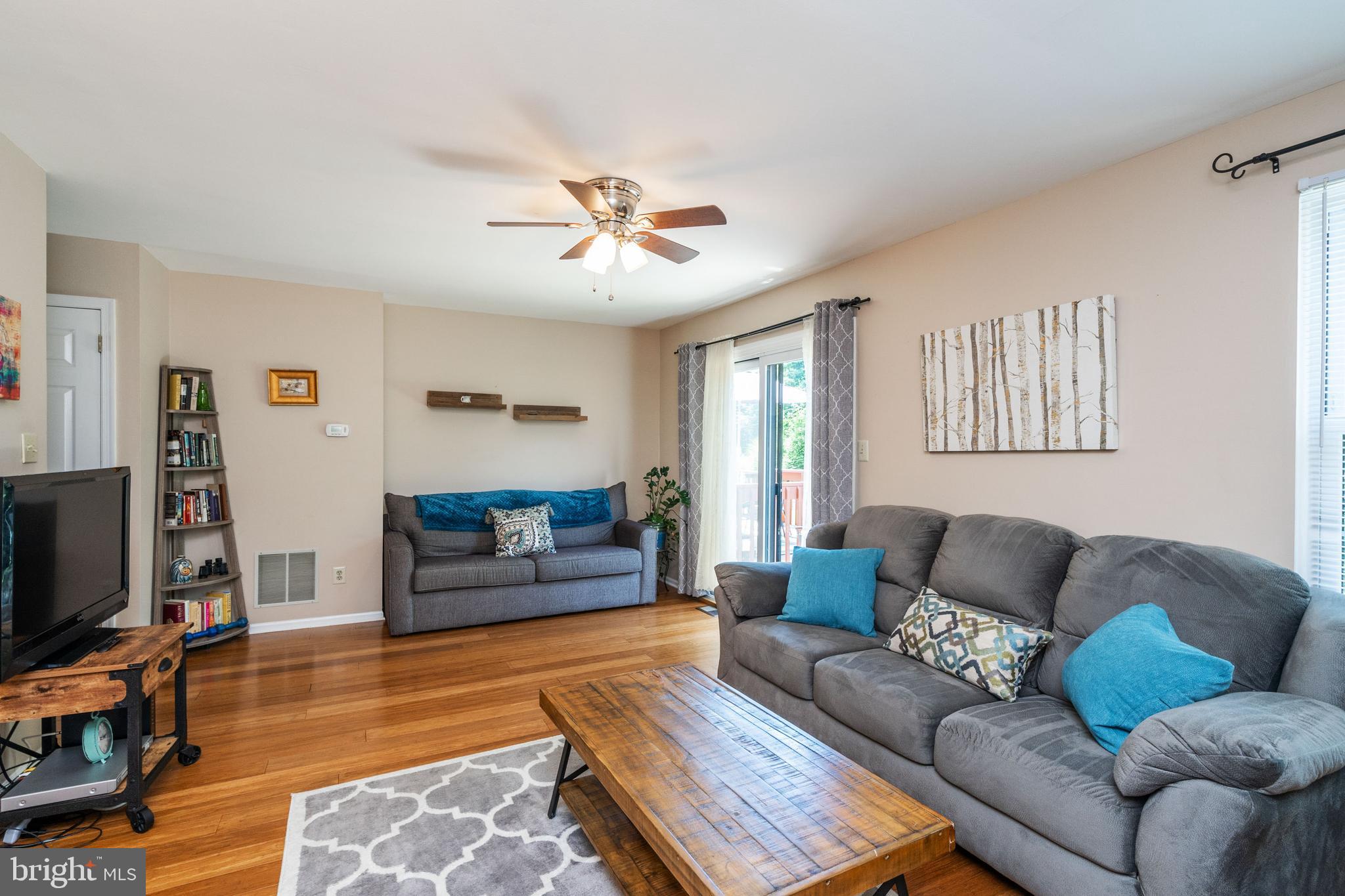 388 Scola Road Brookhaven, PA 19015 - Photo 10 of 34 Living Room
