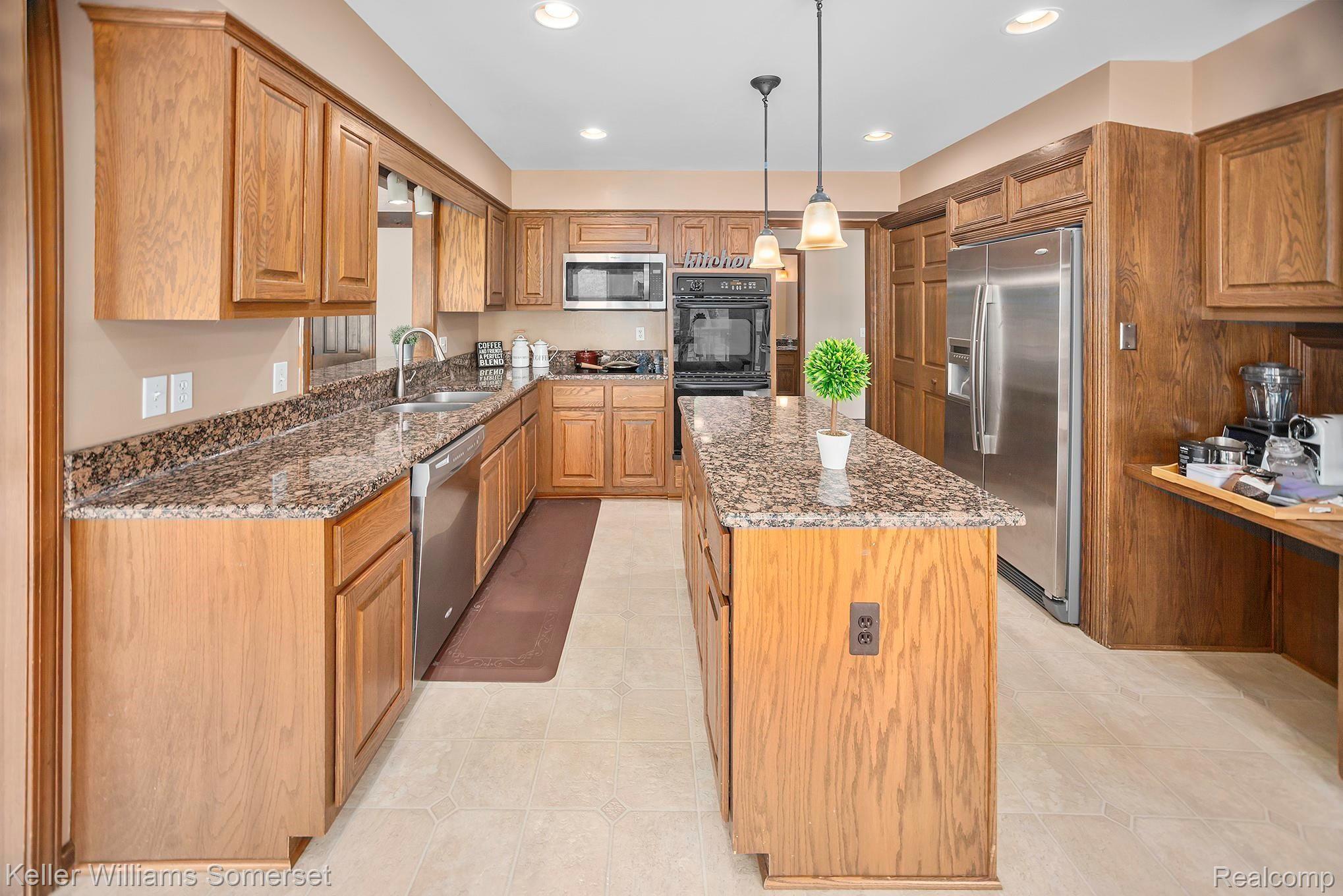 3180 Summit Ridge Drive Rochester, MI 48306 - Photo 10 of 35 Kitchen w/island