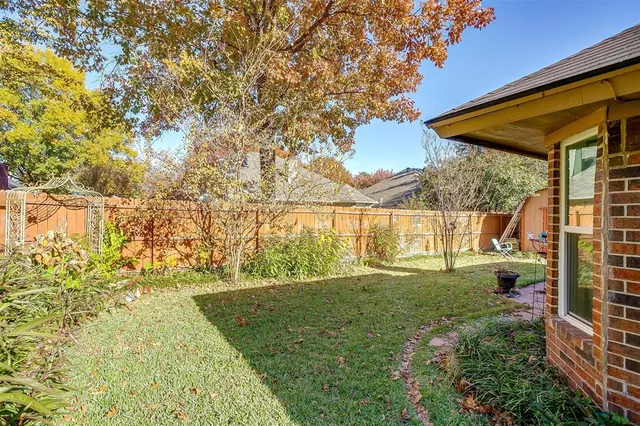 a view of yard with green space