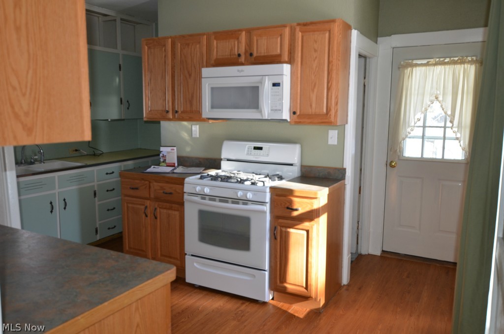 3816 State Road Ashtabula, OH 44004 - Photo 7 of 25 Updated Kitchen includes all appliances, new flooring and newer cabinets and counter tops. Open Pantry nook at the back wall.