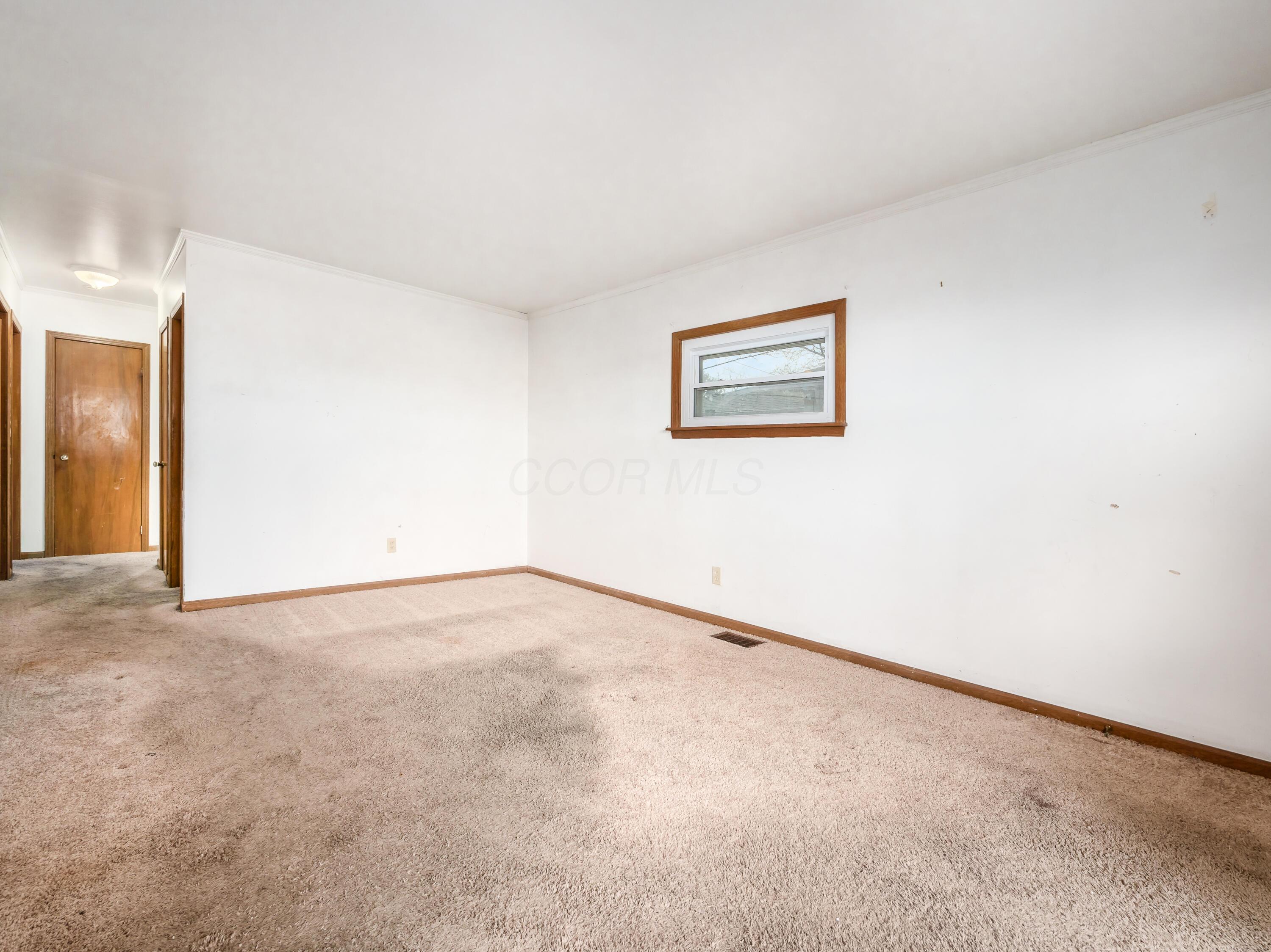 936 Elaine Road Columbus, OH 43227 - Photo 3 of 26 Living Room