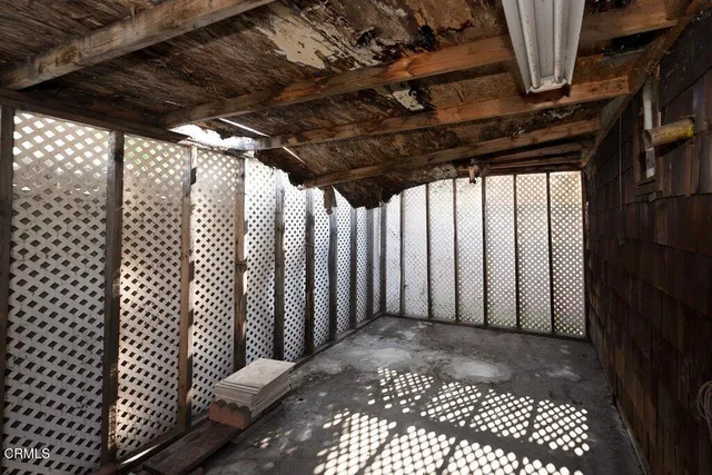 a view of a back yard