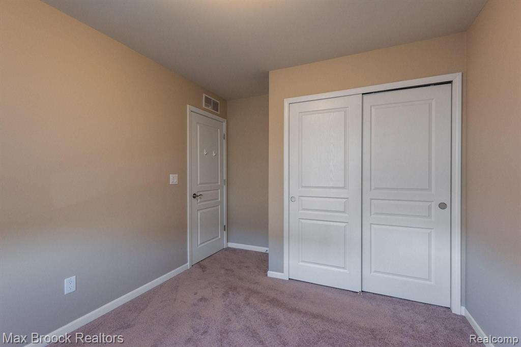 330 Glenhurst Boulevard Rochester Hills, MI 48307 - Photo 12 of 24