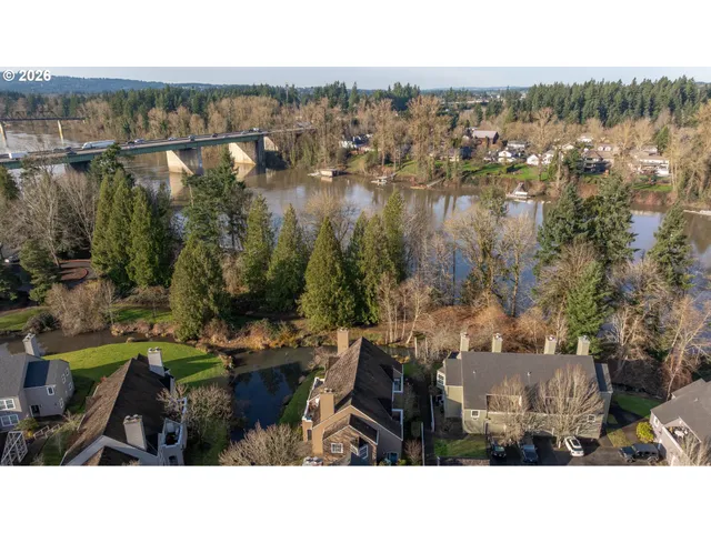a picture of city view with lake view