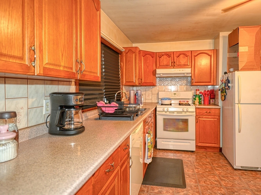 35 Agawam Street Lowell, MA 01852 - Photo 13 of 25