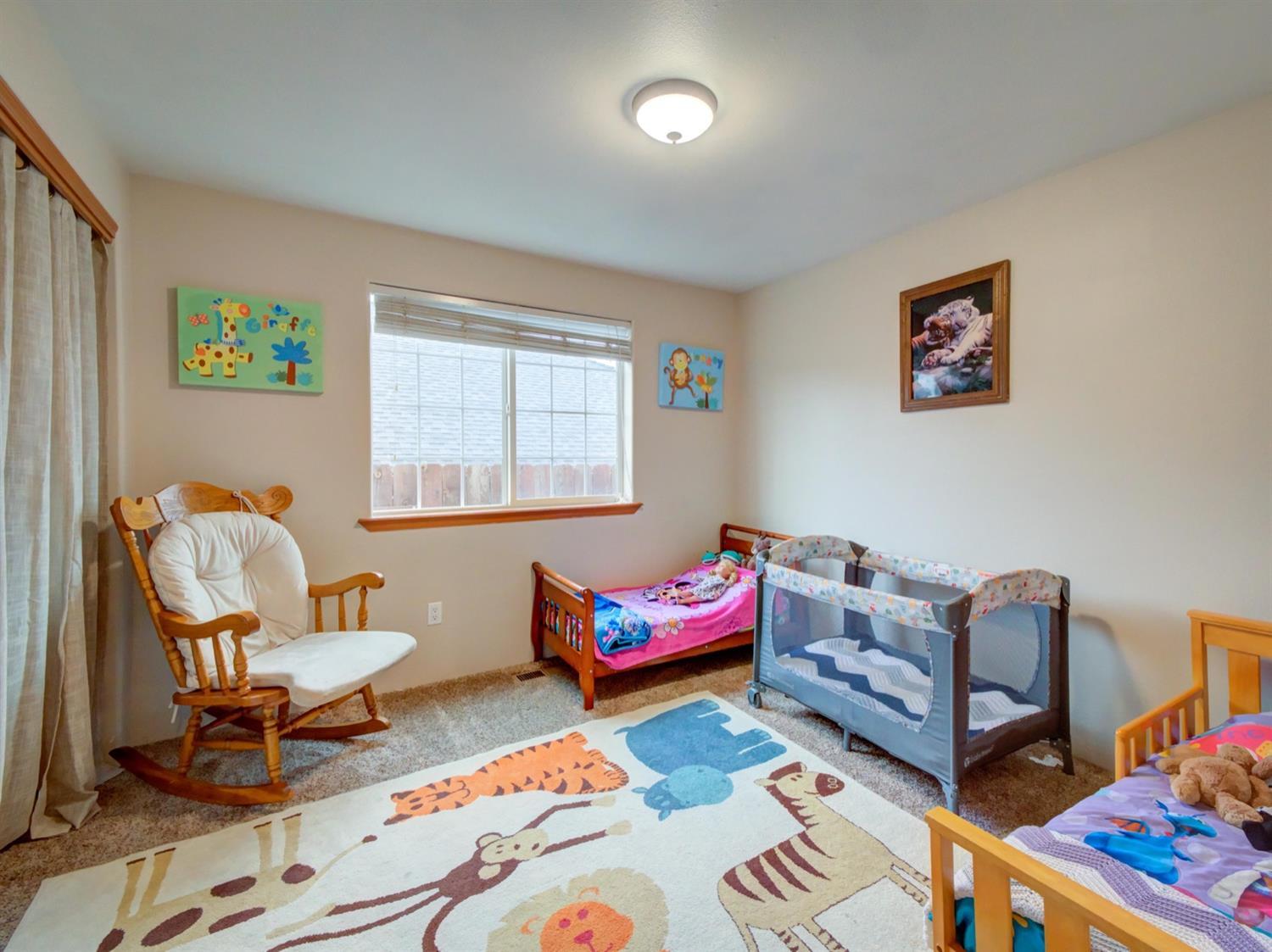 31 Woodcrest Circle Eagle Point, OR 97524 - Photo 12 of 17 a living room with furniture and a window