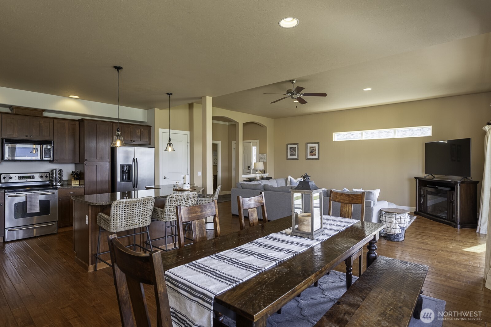 23466 Sunserra Loop Quincy, WA 98848 - Photo 14 of 40 a view of a dining room with furniture