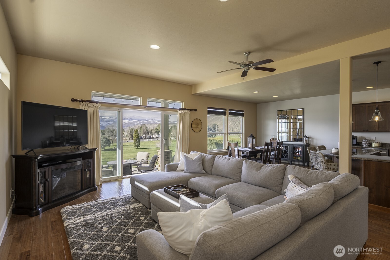 23466 Sunserra Loop Quincy, WA 98848 - Photo 18 of 40 a living room with furniture flat screen tv and a large window