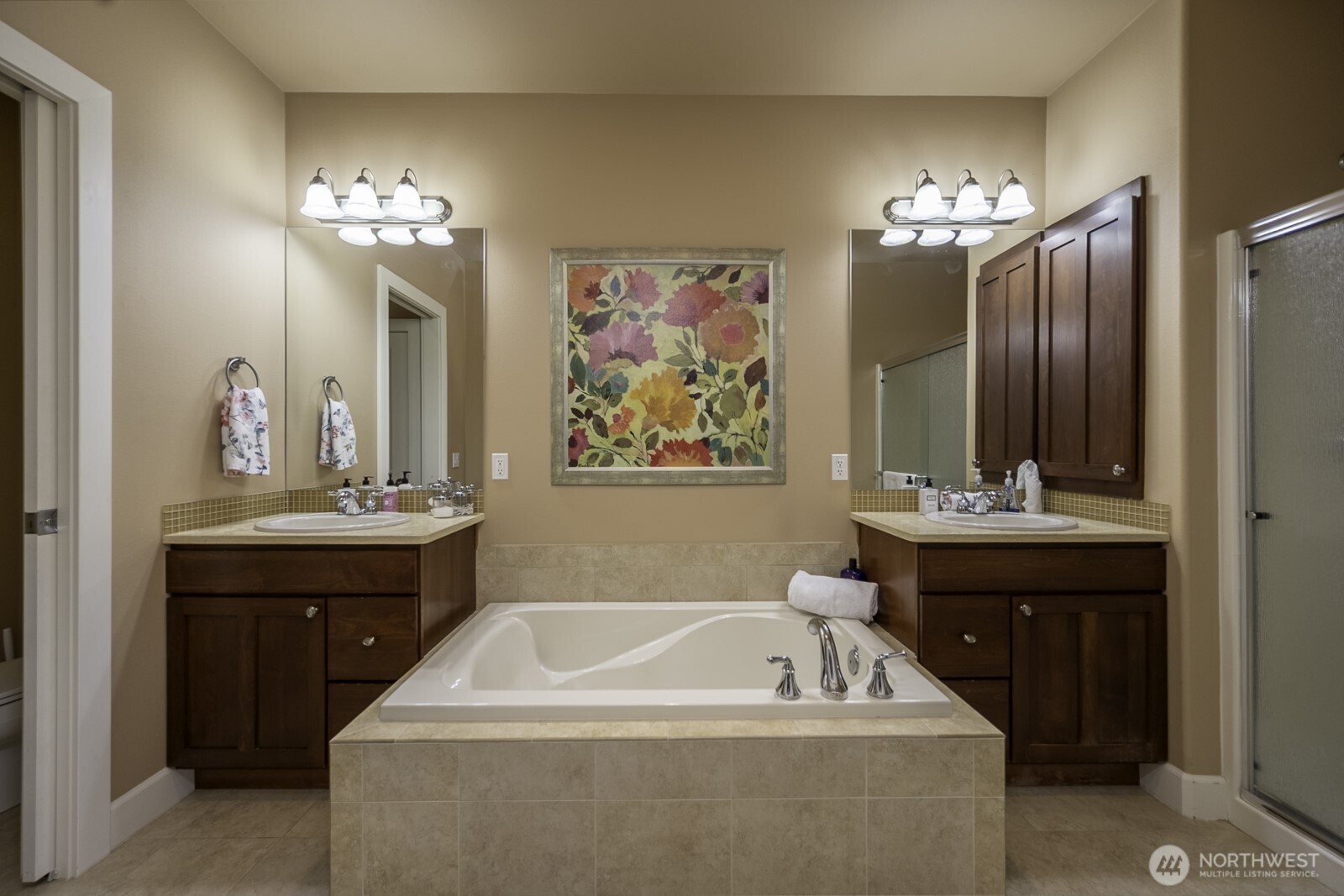 23466 Sunserra Loop Quincy, WA 98848 - Photo 24 of 40 a spacious bathroom with a sink a large mirror and a bathtub