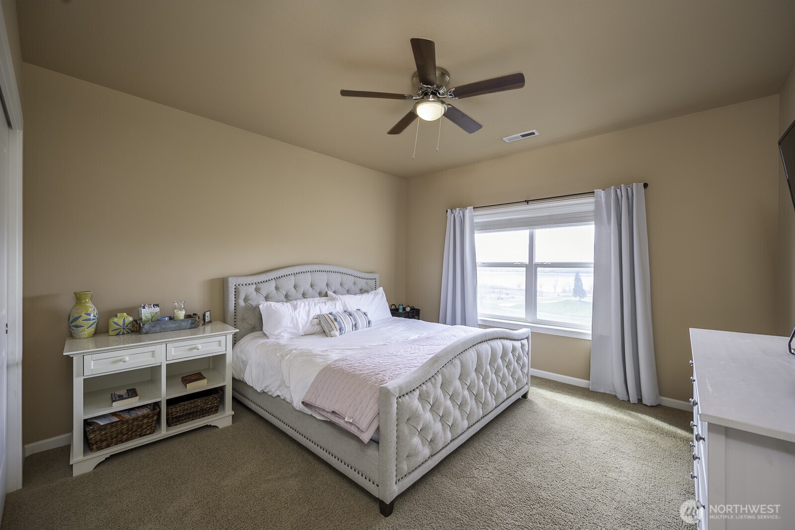 23466 Sunserra Loop Quincy, WA 98848 - Photo 27 of 40 a bedroom with a bed and window