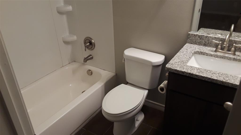 2004 Pecan Street, Unit E Commerce, TX 75428 - Photo 6 of 7 2nd floor upstairs full bathroom