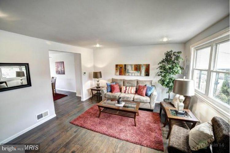 5546 Channing Road Baltimore, MD 21229 - Photo 3 of 18 Living Room