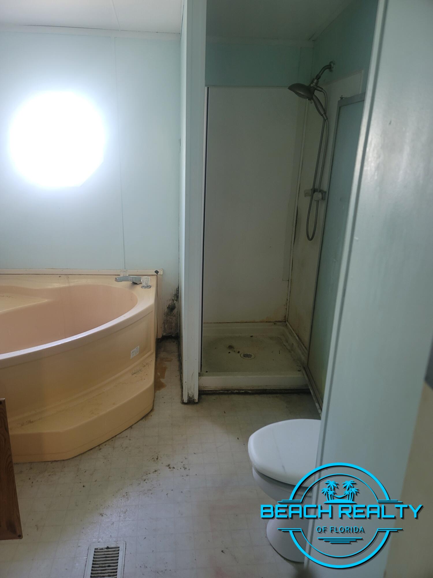 2128 Shadow Bay Avenue Grand Ridge, FL 32442 - Photo 4 of 9 MASTER BATH