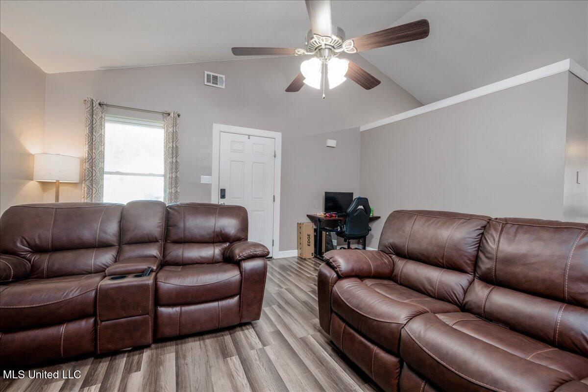 1120 Wilson Ridge Lake Cormorant, MS 38641 - Photo 4 of 20 05-living room