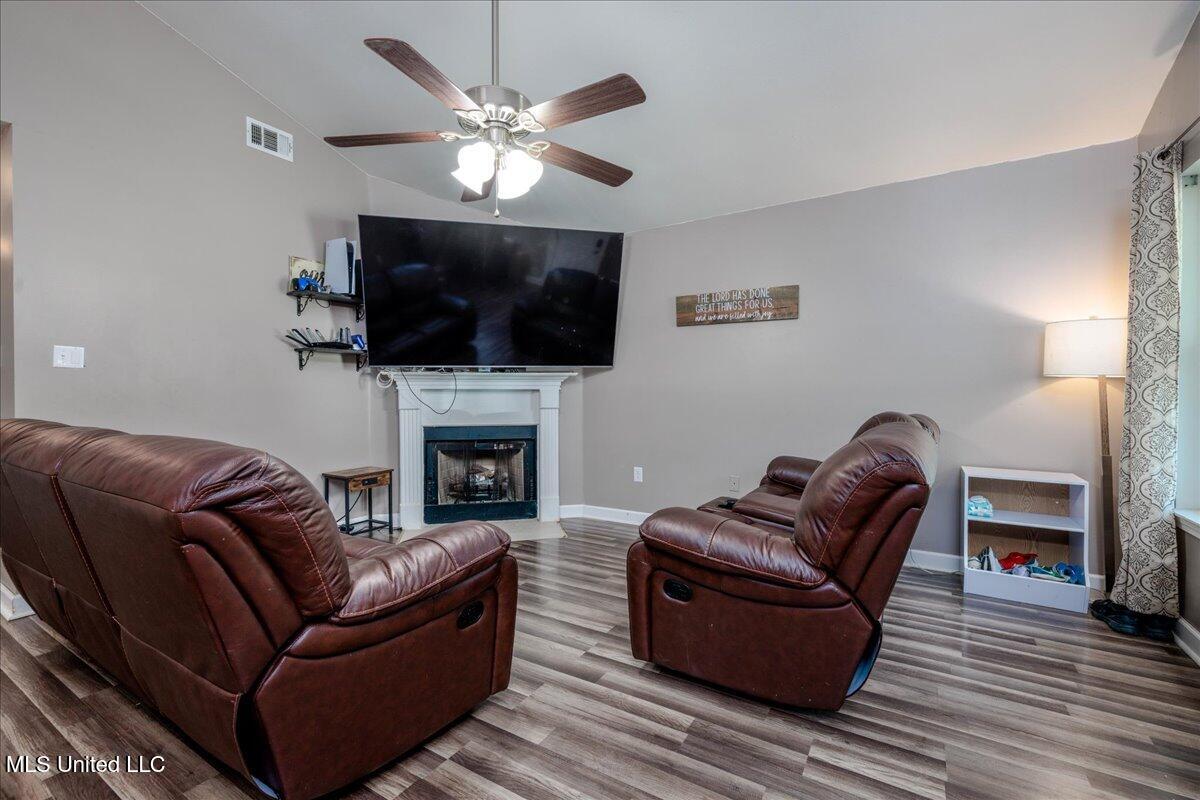 1120 Wilson Ridge Lake Cormorant, MS 38641 - Photo 6 of 20 03-Living room