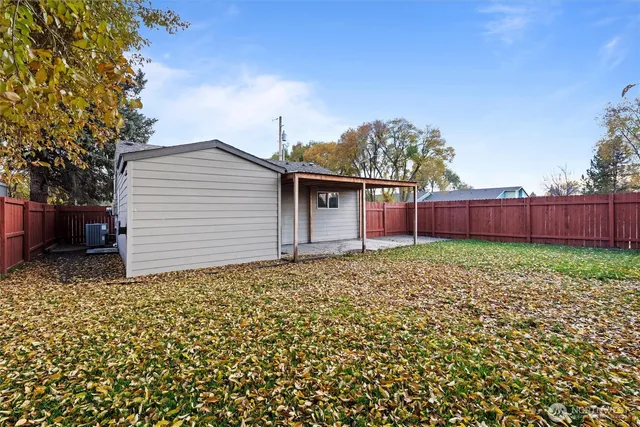 a view of a house with a backyard