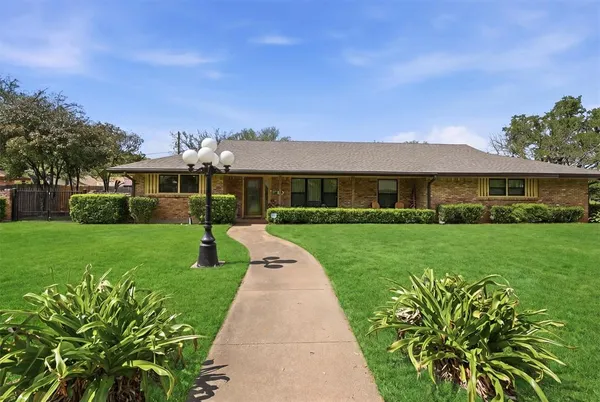 $355,000 | 1226 Crestwood Drive, Cleburne, TX 76033