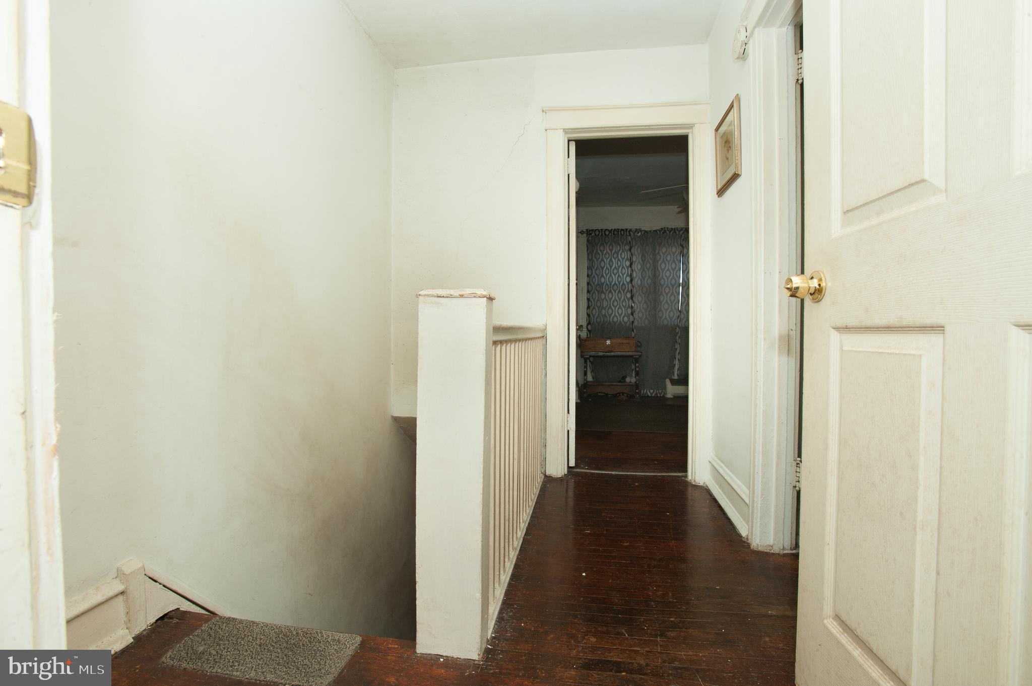 7004 Atlantic Avenue Upper Darby, PA 19082 - Photo 11 of 22 2nd Floor Hallway
