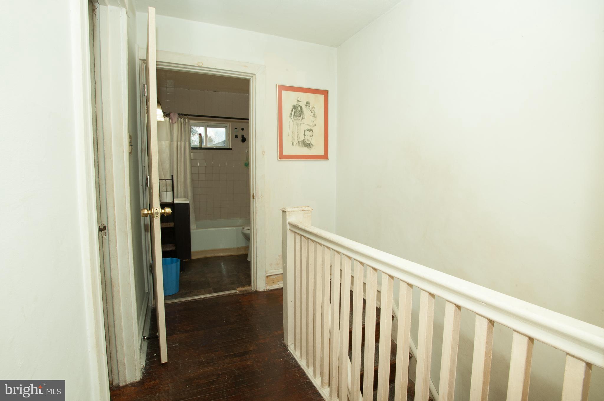 7004 Atlantic Avenue Upper Darby, PA 19082 - Photo 12 of 22 2nd Floor Hallway