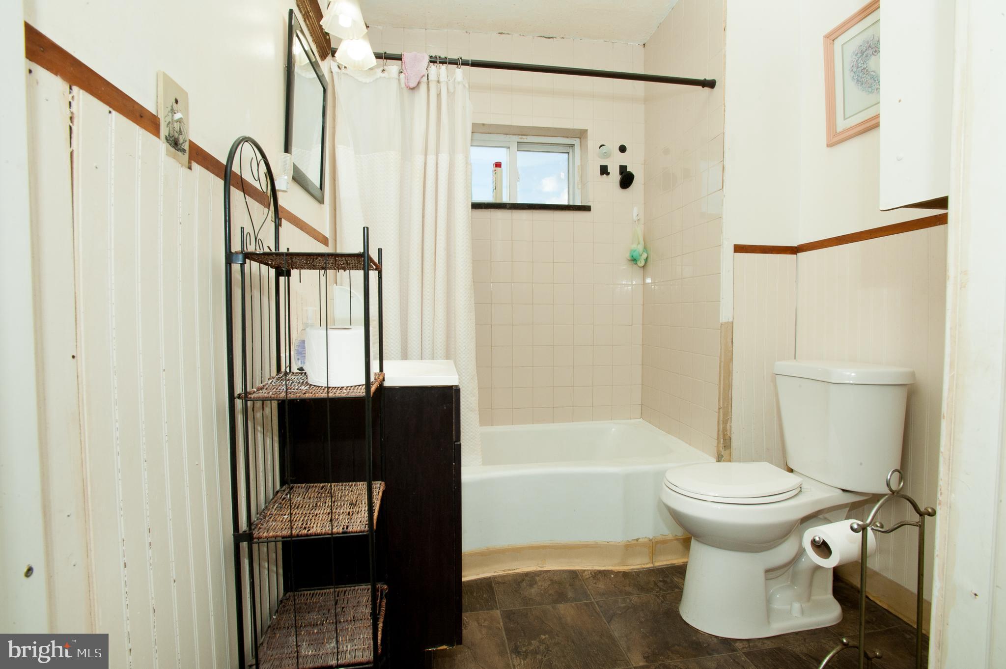 7004 Atlantic Avenue Upper Darby, PA 19082 - Photo 15 of 22 Full Bath