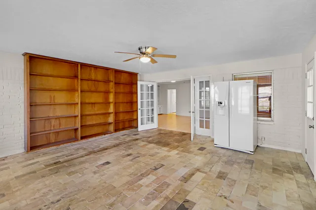 a view of empty room with a ceiling fan