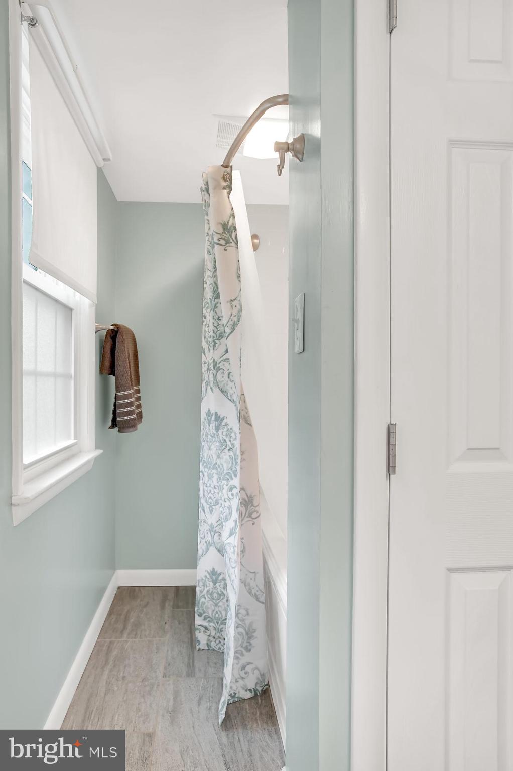 910 Limekiln Road Doylestown, PA 18901 - Photo 25 of 32 Tub/shower in the hall bathroom