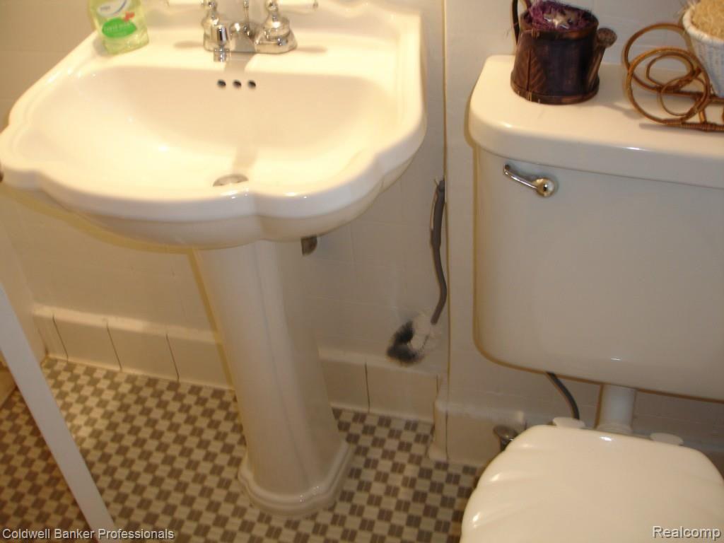 1711 Dorothea Road Berkley, MI 48072 - Photo 30 of 39 Pedestal Sink.jpg