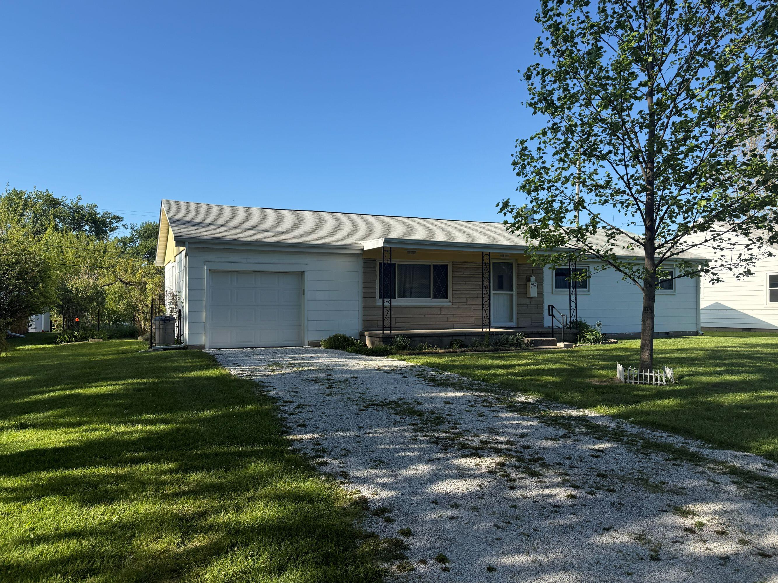 916 West Monnett Street Rensselaer, IN 47978 - Photo 3 of 36 2667x2000