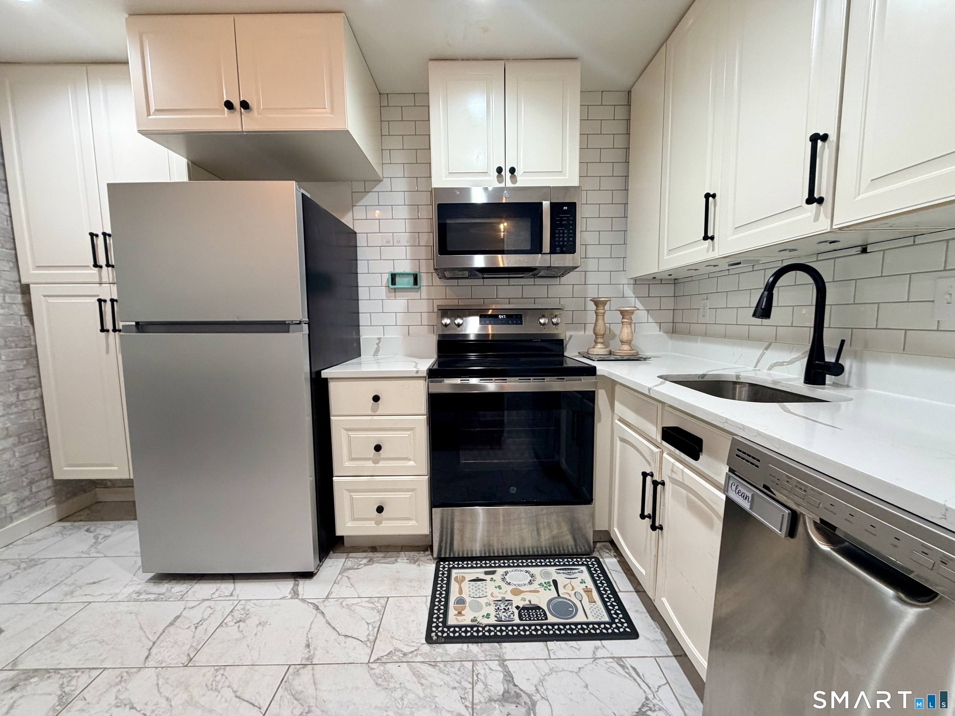 715 Frenchtown Road, Unit 49 Bridgeport, CT 06606 - Photo 5 of 28