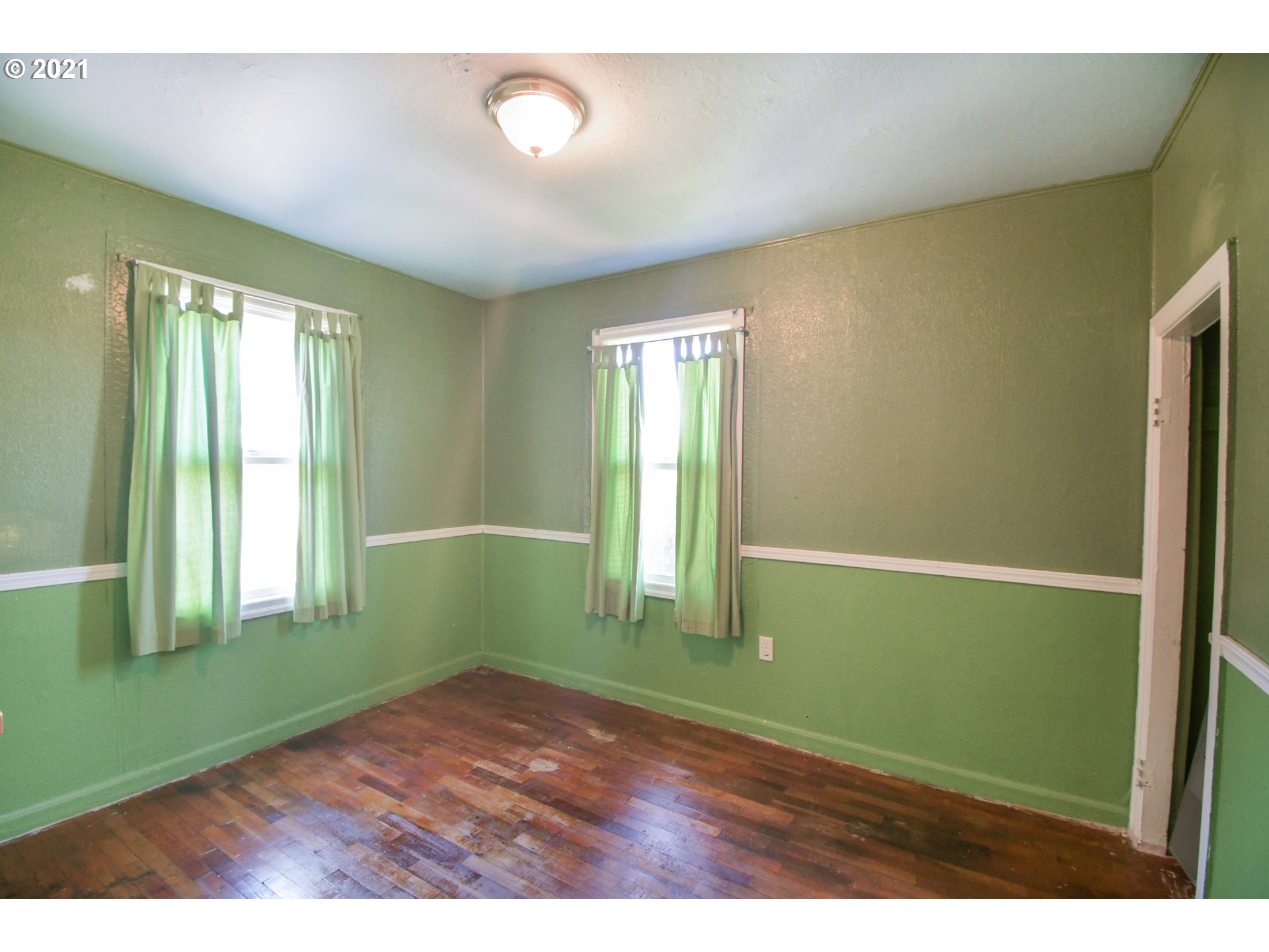 2266 5th Street Springfield, OR 97477 - Photo 8 of 21 a view of empty room with window