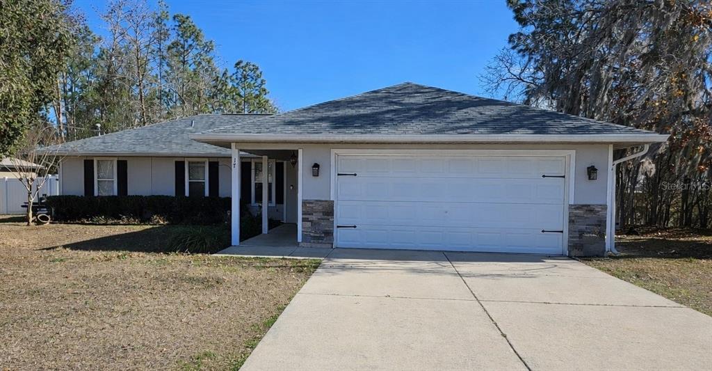17 Pecan Run Ocala, FL 34472 - Photo 1 of 1 a front view of a house with a yard