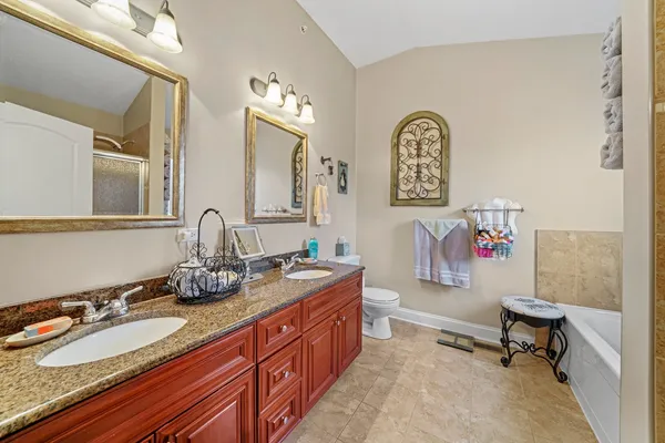 $3,095 | 3864 Wehrman Avenue, Unit 3864, Schiller Park, IL 60176