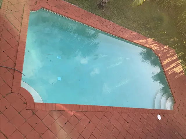 a view of a back yard