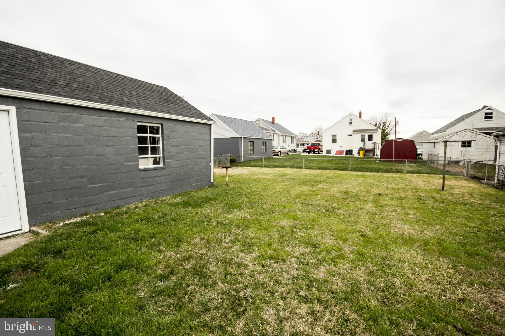 1220 Willow Road Baltimore, MD 21222 - Photo 5 of 23 a backyard of a house with lots of green space